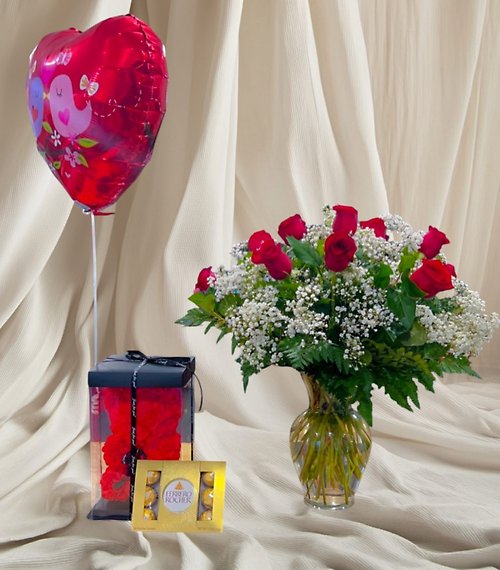 Valentine\'s Day Red Roses in Vase Combination